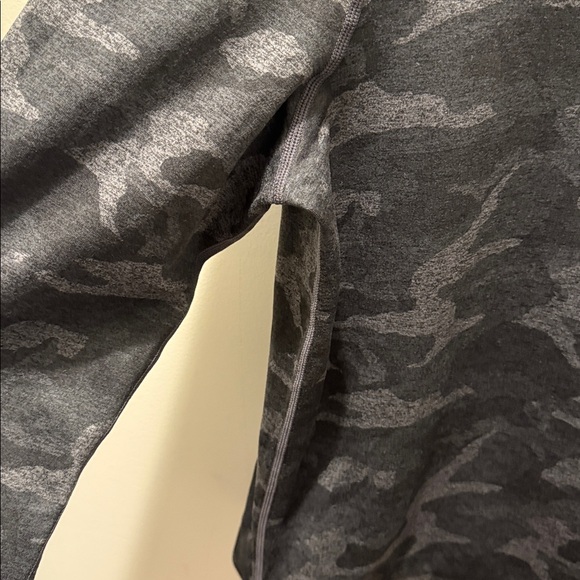 Vuori Halo Essential Hoodie dark grey camo in size medium - Picture 7 of 8